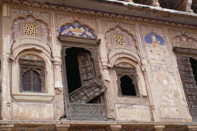 Faded grandeur - a haveli in Nawalgarh