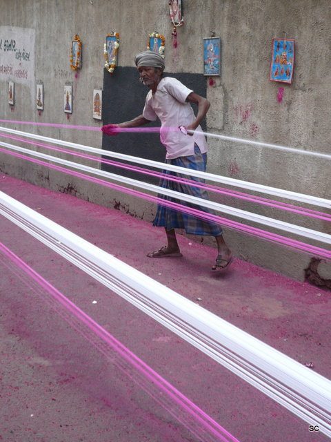 Lining the kite strings with glass - ready for kite fighting