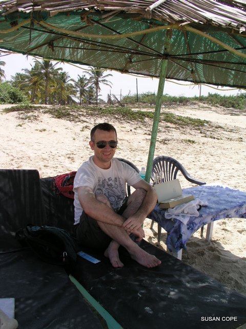 A book, a beach... the perfect way to relax!