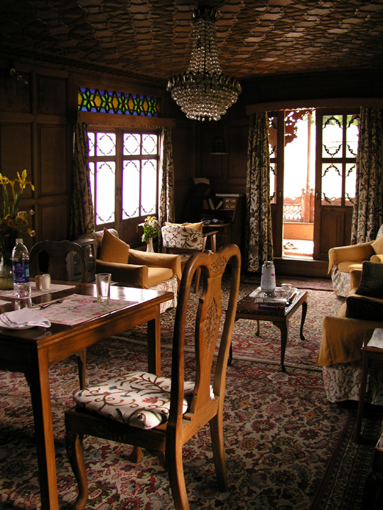 Butts Houseboat - living room